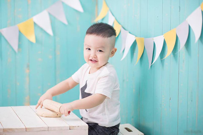 Chàng trai bé nhỏ Alex Chí An được chú ý khi có người mẹ hot girl xinh đẹp là Tâm Tít. Alex Chí An có một nước da trắng, khuôn mặt bầu bĩnh đáng yêu