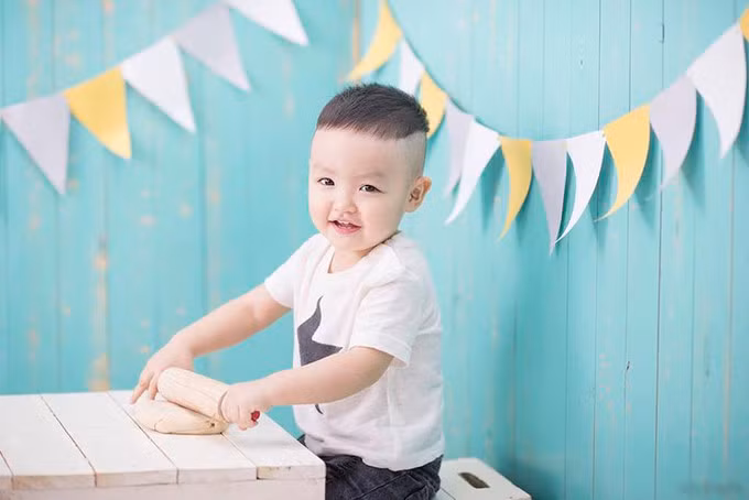 Chàng trai bé nhỏ Alex Chí An được chú ý khi có người mẹ hot girl xinh đẹp là Tâm Tít. Alex Chí An có một nước da trắng, khuôn mặt bầu bĩnh đáng yêu