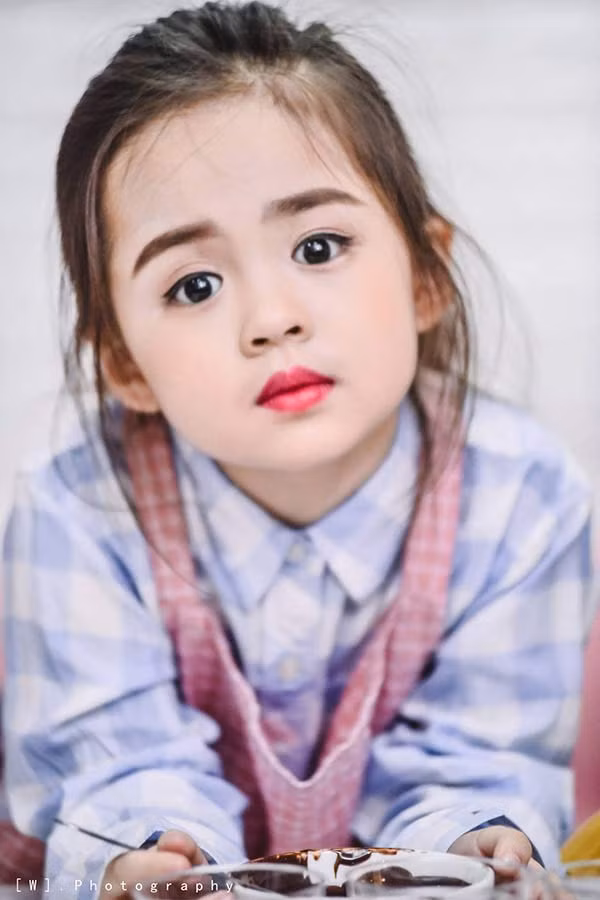 Mới đây, trong bữa tiệc của một thương hiệu thời trang cao cấp, Nhã Uyên đã xuất sắc giành được cup “Model cống hiến” – phần thưởng cho sự thể hiện xuất sắc và những đóng góp không nhỏ của cô bé vào thành công của nhãn hàng này.