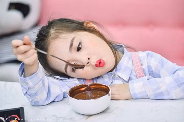 Nguyễn Nhã Uyên (nickname bé Rồng) cô bé từ lâu đã được biết đến là một mẫu nhí tài năng của làng mốt Việt.