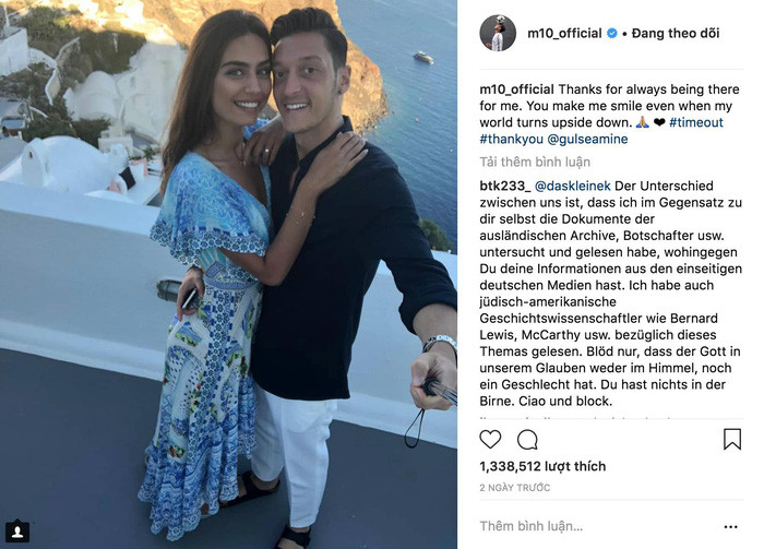 Cũng chọn Hy Lạp, nhưng Mezut Ozeil đi cùng với bóng hồng của mình. Trông anh đã vui vẻ lên khá nhiều.