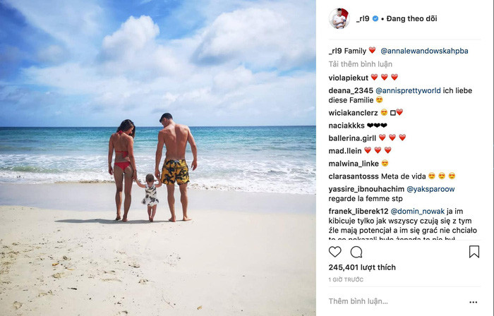 Tiền đạo Lewandoski của Ba Lan quên đi một mùa World Cup đáng quên bằng cách đi biển cùng gia đình nhỏ