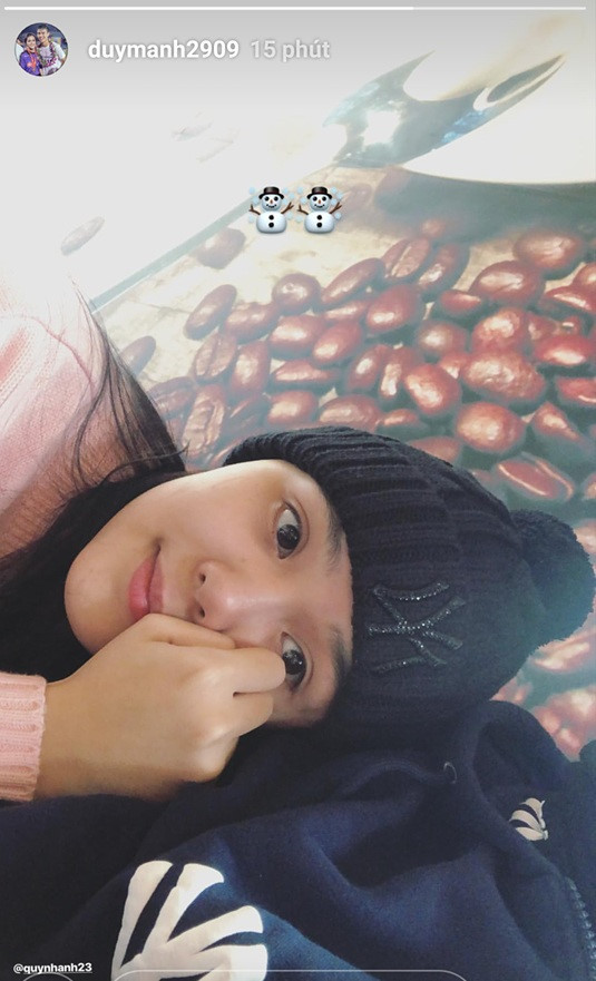 Thay vì đi làm tóc như các đồng đội, Đỗ Duy Mạnh dành ngày nghỉ bên bạn gái Quỳnh Anh. Mới đây, anh khiến fan ghen tỵ khi đăng tải khoảnh khắc ấm áp bên người yêu. Ảnh: @duymanh2909.