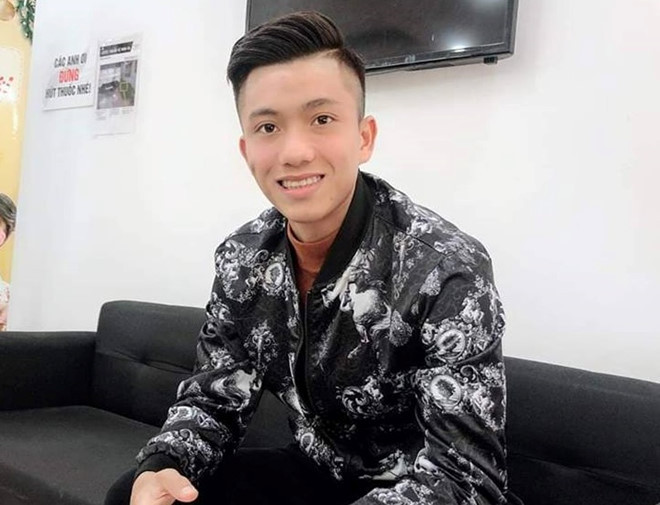 Trên trang cá nhân, Phan Văn Đức khoe kiểu đầu mới cùng dòng chú thích hài hước: "Đẹp trai có gì sai". Bức ảnh của anh nhận về hơn 130.000 like (thích). Dân mạng hết lời khen ngợi diện mạo mới của nam cầu thủ. Ảnh: Phan Văn Đức.