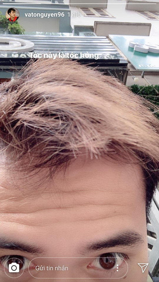 Nguyễn Văn Toàn có vẻ không hài lòng với mái tóc hiện tại. Với bức ảnh anh chàng đăng tải trên Instagram, nhiều người dự đoán nam cầu thủ sẽ sớm có kiểu đầu mới. Ảnh: @vatonguyen96.