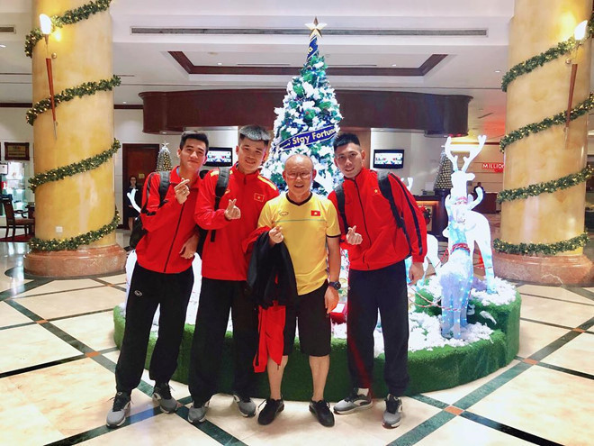 Trước trận chung kết lượt về, đội tuyển bóng đá Việt Nam đều thể hiện sự quyết tâm giành chiến thắng. Người hâm mộ cũng dành lời chúc và hy vọng thầy trò ông Park Hang-seo mang về chức vô địch sau 10 năm chờ đợi. Ảnh: @nguyentuanmanh26.