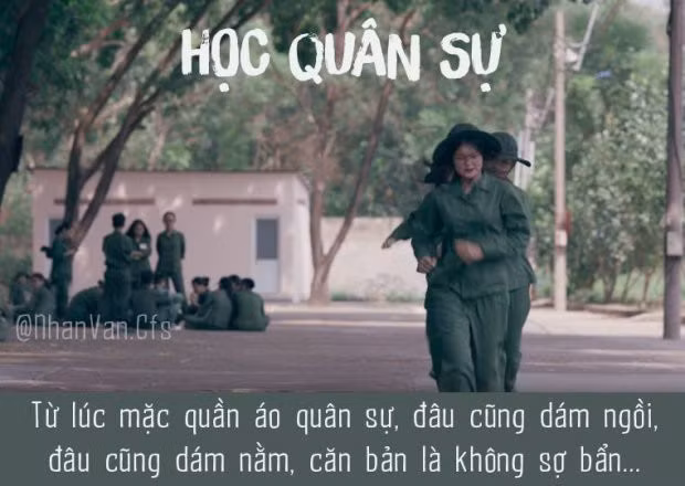 Lăn lê bò toài là việc thường tình khi học quân sự. Vết bẩn ư? Chẳng có gì đáng sợ bằng việc thầy giáo trừ điểm chuyên cần cả