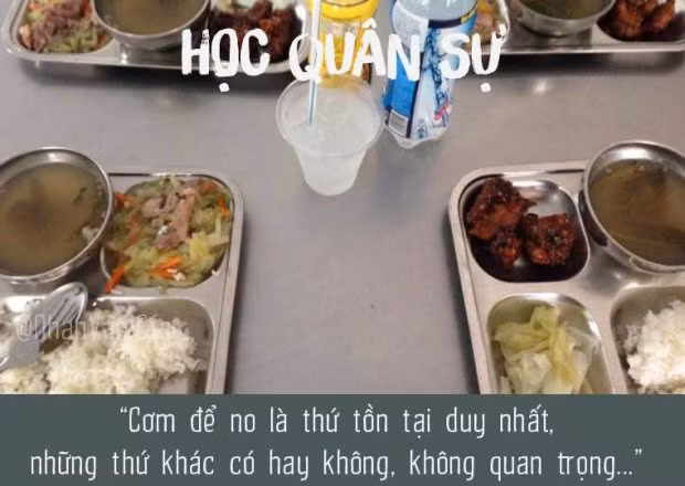 Sau những giờ luyện tập vất vả thì, thì giờ cơm chính là điều mà bạn nào cũng mong đợi. "Cơm Quân sự" lúc này chính là đặc sản ngon nhất mùa hè năm nay.