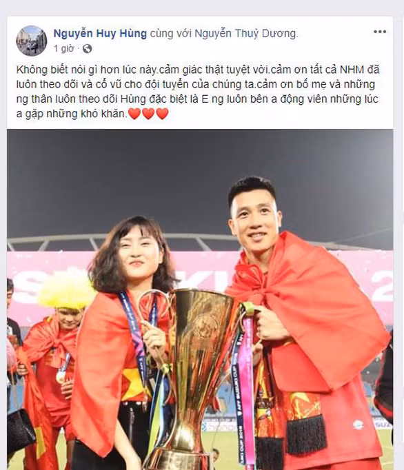 Huy Hùng không phải nhân tố nổi bật ở giai đoạn đầu nhưng càng về sau, anh thi đấu càng hay là nhân tố quan trọng của đội tuyển Việt Nam ở hai trận chung kết AFF Cup. Nguyễn Huy Hùng ăn mừng chiến thắng bên cạnh cô bạn gái của mình.