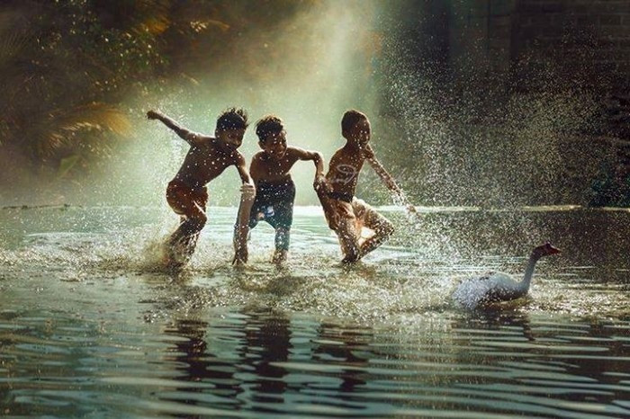 Trở lại những ngày xưa, ngày mưa rơi được chạy ào ra, thích thú đùa giỡn mà không lo sợ đau ốm hay nước mưa không sạch, chỉ có những đứa trẻ tha hồ rượt đuổi nhau dưới trời mưa, mà không chút ưu tư và phiền muộn.