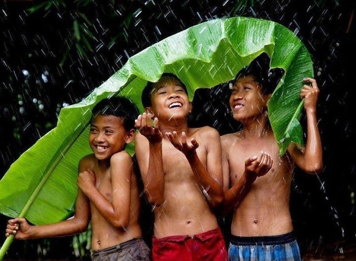 Cứ hễ có mưa tới là y như rằng hôm đó được "tắm hội đồng" với anh em. Ai mà chẳng có thời cởi truồng tắm mưa không biết xấu hổ chứ.