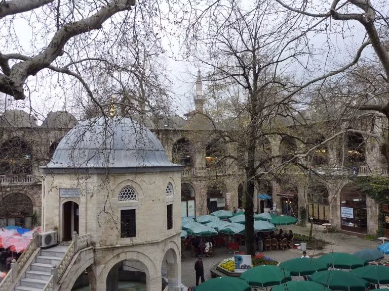 Cua ngo giao thoa van hoa Dong - Tay hap dan tai Tho Nhi Ky-Hinh-5