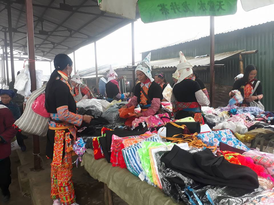 Sìn Hồ không chỉ có núi cao, mây trắng, là điểm giao lưu văn hóa chợ phiên đặc sắc… mà còn có những đặc sản riêng có của một vùng đất giàu sản vật. Trong đó, phải kể đến dịch vụ tắm lá thuốc trong thùng gỗ của người Dao, một trải nghiệm đầy sảng khoái mà ai đã từng tắm thử một lần sẽ không thể nào quên khi du lịch nơi đây. Điều kỳ lạ là các vị thuốc trong nồi nước tắm khiến cho thứ nước này nóng được rất lâu. Trong cái lạnh tê tái của đêm Tây Bắc, có lẽ chẳng gì thích thú bằng việc được ngâm mình trong chiếc bồn tắm gỗ, lim dim mắt tận hưởng cảm giác lạ lan ra khắp cơ thể và sau đó là sự êm dịu, ấm áp đến lạ.