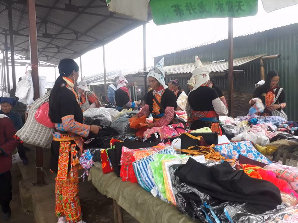 Sìn Hồ không chỉ có núi cao, mây trắng, là điểm giao lưu văn hóa chợ phiên đặc sắc… mà còn có những đặc sản riêng có của một vùng đất giàu sản vật. Trong đó, phải kể đến dịch vụ tắm lá thuốc trong thùng gỗ của người Dao, một trải nghiệm đầy sảng khoái mà ai đã từng tắm thử một lần sẽ không thể nào quên khi du lịch nơi đây. Điều kỳ lạ là các vị thuốc trong nồi nước tắm khiến cho thứ nước này nóng được rất lâu. Trong cái lạnh tê tái của đêm Tây Bắc, có lẽ chẳng gì thích thú bằng việc được ngâm mình trong chiếc bồn tắm gỗ, lim dim mắt tận hưởng cảm giác lạ lan ra khắp cơ thể và sau đó là sự êm dịu, ấm áp đến lạ.