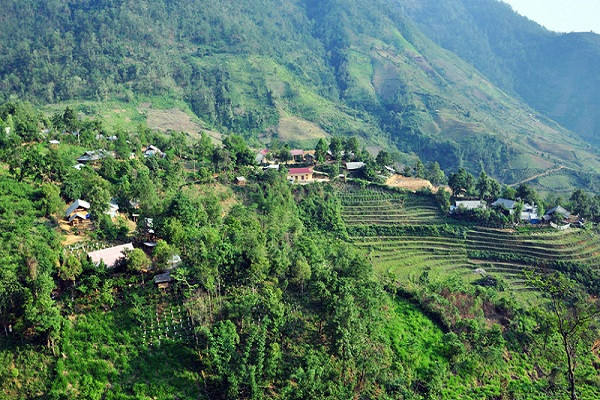 Những ngôi nhà nhỏ của bà con dân tộc Mông lô nhô trên các triền núi trông thật mộc mạc và giản dị, khác hẳn với sự nhộn nhịp, xa hoa ở các thành phố lớn dưới xuôi.