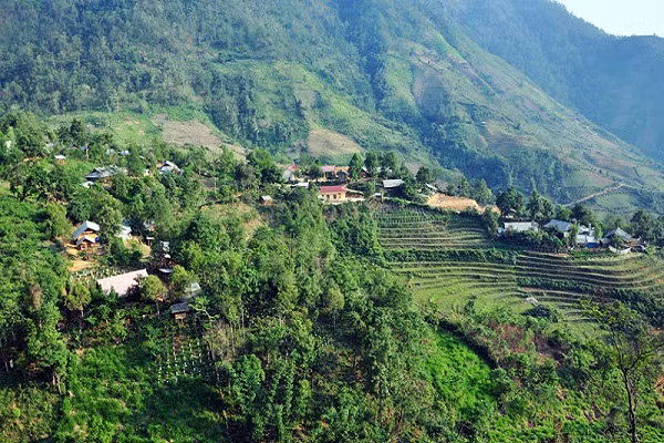 Những ngôi nhà nhỏ của bà con dân tộc Mông lô nhô trên các triền núi trông thật mộc mạc và giản dị, khác hẳn với sự nhộn nhịp, xa hoa ở các thành phố lớn dưới xuôi.