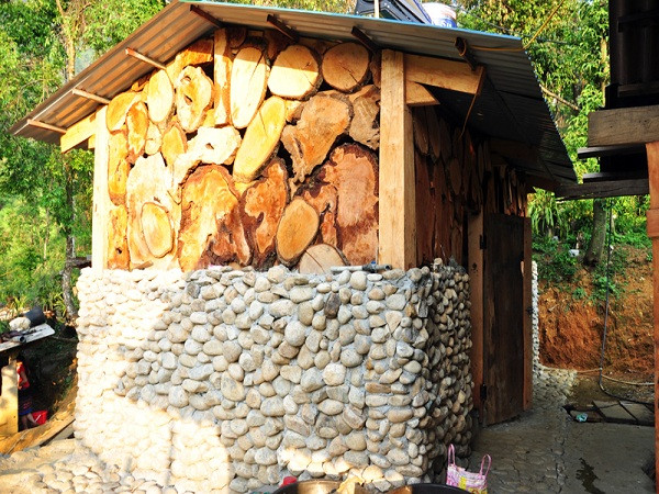 Sìn Hồ là một vùng du lịch tiềm năng của tỉnh Lai Châu, một điểm đến còn tương đối mới mẻ với nhiều du khách. Nơi đây, ngoài thiên nhiên kỳ thú với những thắng cảnh nổi tiếng như núi đá Ô, động Tiên, còn có hai di tích lịch sử thuộc xã Lê Lợi là bia Lê Lợi được khắc trên vách đá bờ Bắc sông Đà và dinh thự của vị vua Thái bù nhìn Đèo Văn Long trong thời kháng chiến chống Pháp, những thửa ruộng bậc thang vừa lạ vừa quen với những nét kiến tạo tài tình, những phiên chợ vùng cao mang nhiều bản sắc cùng truyền thống văn hóa địa phương, những bản làng của các dân tộc Mông, Dao nép mình trên vách núi trông thật hoang sơ và mộc mạc.