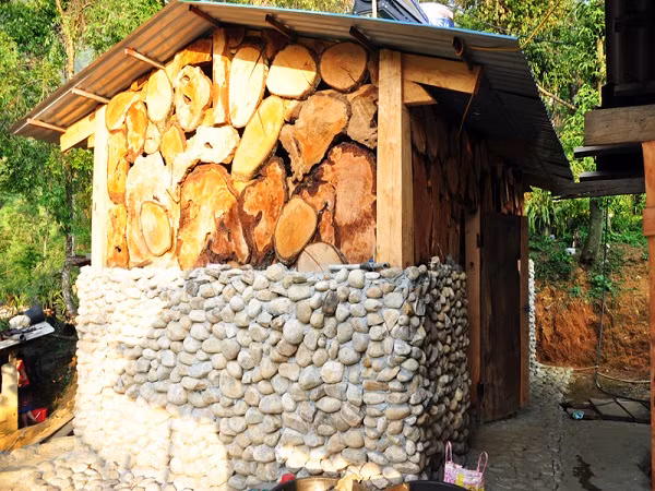 Sìn Hồ là một vùng du lịch tiềm năng của tỉnh Lai Châu, một điểm đến còn tương đối mới mẻ với nhiều du khách. Nơi đây, ngoài thiên nhiên kỳ thú với những thắng cảnh nổi tiếng như núi đá Ô, động Tiên, còn có hai di tích lịch sử thuộc xã Lê Lợi là bia Lê Lợi được khắc trên vách đá bờ Bắc sông Đà và dinh thự của vị vua Thái bù nhìn Đèo Văn Long trong thời kháng chiến chống Pháp, những thửa ruộng bậc thang vừa lạ vừa quen với những nét kiến tạo tài tình, những phiên chợ vùng cao mang nhiều bản sắc cùng truyền thống văn hóa địa phương, những bản làng của các dân tộc Mông, Dao nép mình trên vách núi trông thật hoang sơ và mộc mạc.