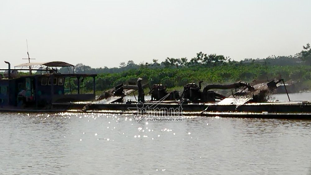 Một tàu ngang nhiên hút cát giữa ban ngày