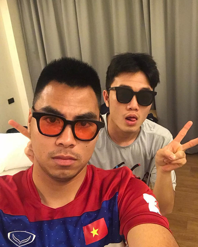Nổi tiếng với biệt danh "hoàng tử" trong lòng fan nữ, tiền vệ Đức Huy không chỉ gây cười bằng những câu nói hài hước, "lắm muối", mà còn có tình bạn đáng ngưỡng mộ với Lương Xuân Trường.