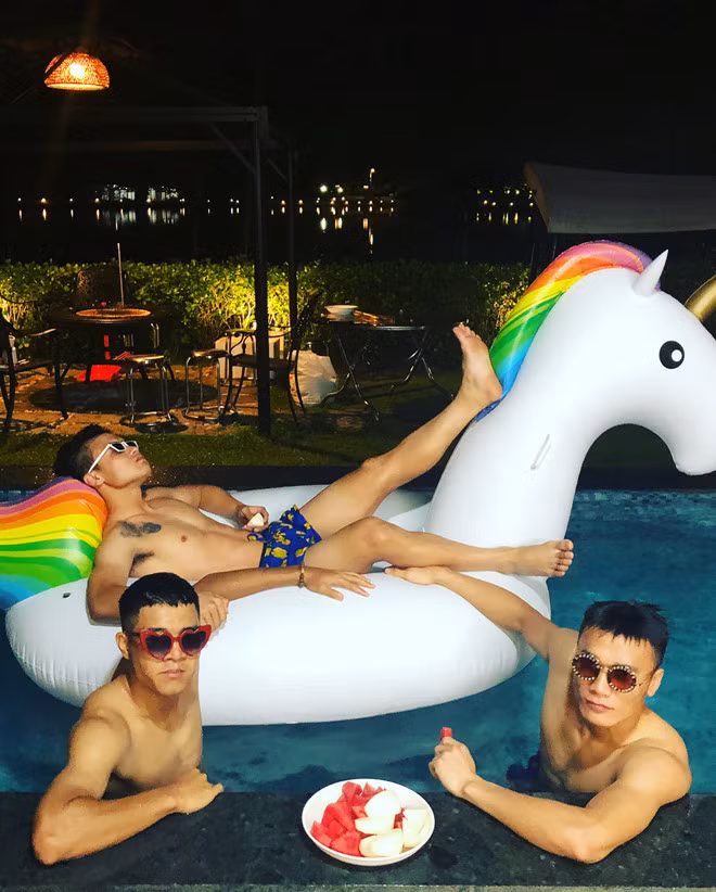 Thêm Hải "con", bộ ba luôn cho ra những khoảnh khắc "lầy lội" nhưng cũng không kém phần đáng yêu mỗi khi tụ tập.