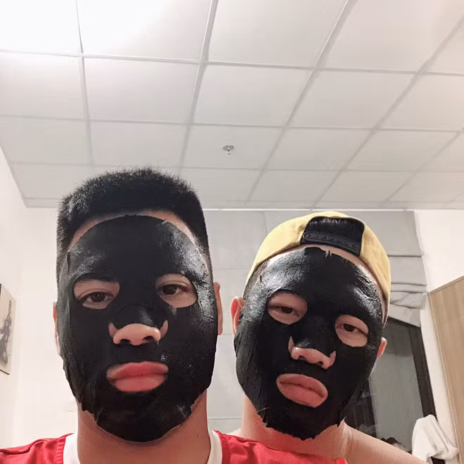 Đức Huy, Xuân Trường đang thi đấu cho các CLB khác nhau nên mỗi khi có dịp, đôi bạn cùng tuổi thường xuyên khoe ảnh chụp chung thân thiết và không kém phần hài hước trên mạng xã hội.