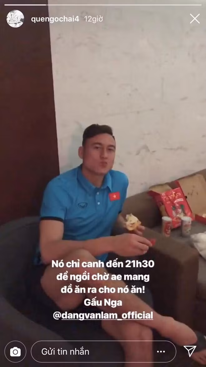 Trước trận đấu gặp Malaysia ngày 16/11, Ngọc Hải khiến nhiều dân mạng thích thú khi có màn "bóc phốt" Lâm Tây một ngày đòi ăn 3 chiếc pizza. Chàng thủ thành điển trai bình thản đáp lại: "Mời anh em nhé".