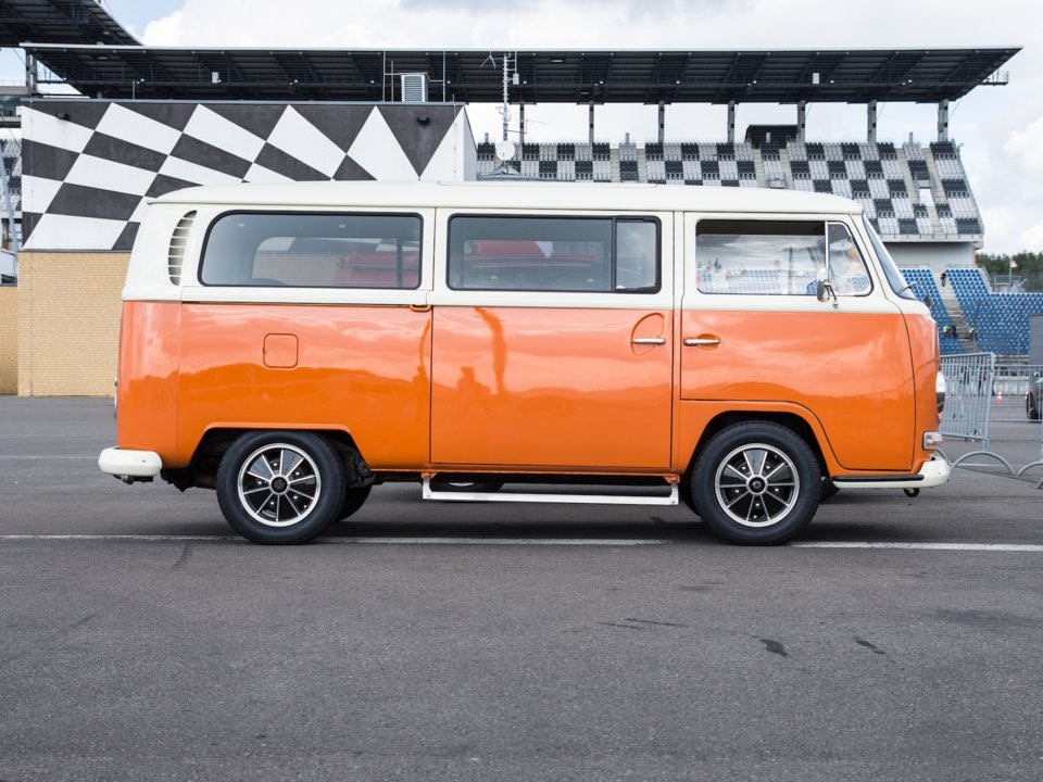 Từng được người Mỹ coi là biểu tượng trong phong trào phản văn hóa những năm 60 và 70 của thế kỷ trước, chiếc bus mini của Volkswagen bị ngừng sản xuất năm 2013 do lo ngại về tính an toàn. Xe thiếu các trang thiết bị cần thiết như túi khí và cơ chế chống kẹt phanh. Trong ảnh là mẫu bus mini của Volkswagen năm 2013.