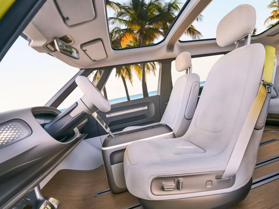 I.D. Buzz sẽ có tính năng thực tế tăng cường và máy quét laser trên trần giúp tăng thêm trải nghiệm lái. Xe được trang bị động cơ 369 mã lực, pin chạy được 482 km, và có thể sạc 80% pin chỉ trong 30 phút đầu tiên. Xe có thể tăng tốc từ 0-100 km/h chỉ trong 5 giây trước khi đạt vận tốc tối đa 160 km/h.