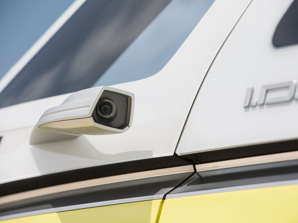 Là mẫu xe hiện đại, người dùng có thể mở xe bằng điện thoại thay vì chìa khóa thông thường. Ngoài ra, Volkswagen còn hợp tác với NVIDIA nhằm tích hợp trí tuệ nhân tạo và công nghệ học máy cho I.D. Buzz.