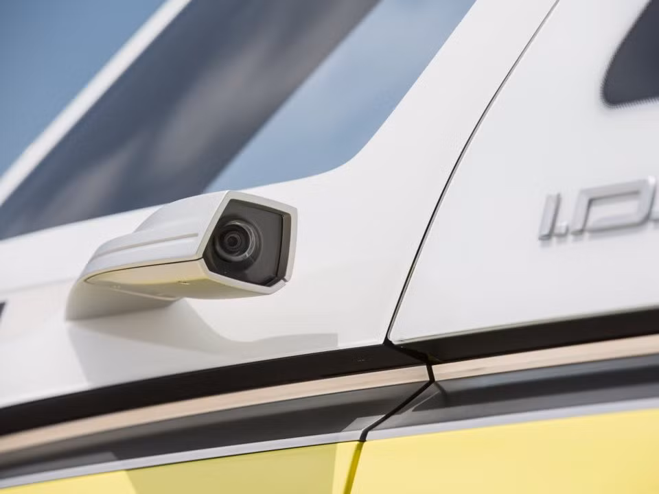 Là mẫu xe hiện đại, người dùng có thể mở xe bằng điện thoại thay vì chìa khóa thông thường. Ngoài ra, Volkswagen còn hợp tác với NVIDIA nhằm tích hợp trí tuệ nhân tạo và công nghệ học máy cho I.D. Buzz.