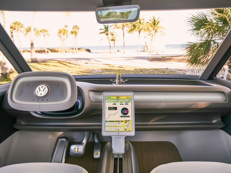 Cũng như nhiều mẫu xe mới, I.D. Buzz sẽ dùng màn hình cảm ứng để điều khiển chức năng trên xe thay vì dùng nút bấm và cần gạt. Volkswagen có kế hoạch biến I.D. Buzz thành mẫu xe tự lái vào giữa năm 2020.