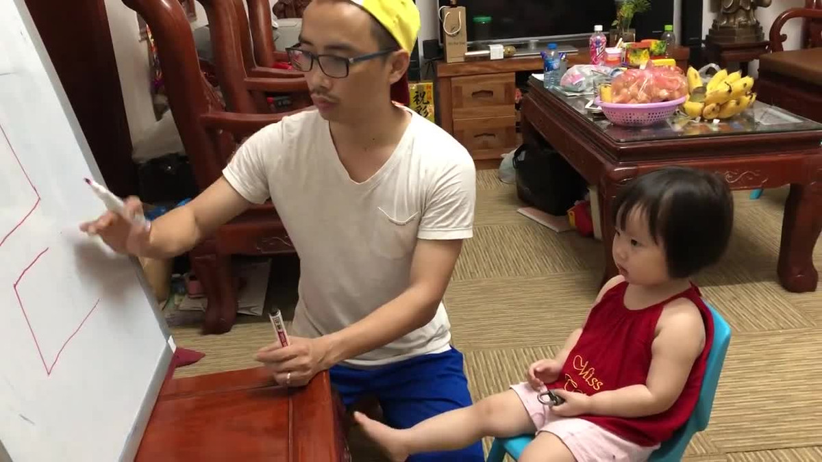 Khong the nhin cuoi voi clip bo va con gai: Sot sang giup con on thi vao lop 1