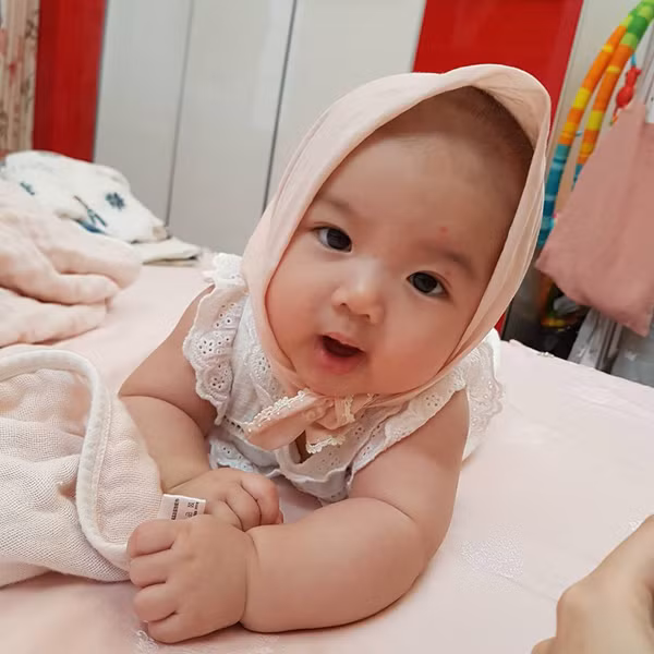 Tú Linh trước đó, đã có đôi lần cô đăng ảnh thiên thần nhỏ trên trang cá nhân nhưng không được bao lâu hot girl MU lại gỡ xuống.