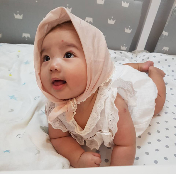 Trung Thu vừa qua, hot girl bất ngờ chia sẻ ảnh cô công chúa 4 tháng tuổi đáng yêu trên trang facebook cá nhân, hình ảnh cô bé "thiên thần" nhỏ đáng yêu đốn tin cộng đồng mạng.