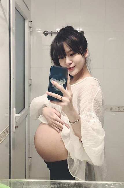 Ngay từ khi mang bầu cho đến lúc sinh, Tú Linh đã rất kín tiếng. Trong suốt thời gian thai kỳ, hot girl rất ít khi đăng ảnh lên mạng xã hội. Cho đến khi cô chia sẻ khoảnh khắc em bé nằm trong lòng cùng lời tâm sự về hành trình đi đẻ, người hâm mộ mới biết Tú Linh đã lên thiên chức làm mẹ.