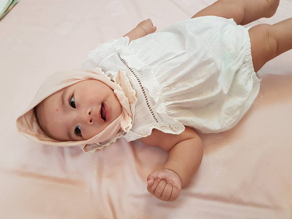 Đính kèm loạt khoảnh khắc đáng yêu của con, Tú Linh hào hứng: "Thị May lớn rồi nhé. Thị hơn 4 tháng tuổi rồi nhanh quá". Chia sẻ của hot mom nhanh chóng nhận được rất nhiều lời khen của mọi người.