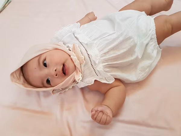 Đính kèm loạt khoảnh khắc đáng yêu của con, Tú Linh hào hứng: "Thị May lớn rồi nhé. Thị hơn 4 tháng tuổi rồi nhanh quá". Chia sẻ của hot mom nhanh chóng nhận được rất nhiều lời khen của mọi người.