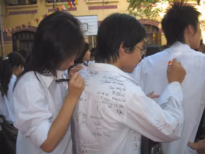 Đối với học sinh lớp 12, bế giảng chưa phải là đã tốt nghiệp bởi sau đó, các bạn sẽ bước vào kì thi THPT Quốc gia quan trọng. Thế nên, những dòng lưu bút trên áo, đó là món quà tinh thần chúng ta trao nhau không gì có thể sánh được.