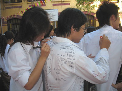 Đối với học sinh lớp 12, bế giảng chưa phải là đã tốt nghiệp bởi sau đó, các bạn sẽ bước vào kì thi THPT Quốc gia quan trọng. Thế nên, những dòng lưu bút trên áo, đó là món quà tinh thần chúng ta trao nhau không gì có thể sánh được.