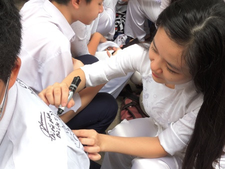 Những chiếc áo trắng như được là chỉn chu hơn trong ngày bế giảng, ngày cuối cùng của thời học sinh, "cuốn lưu bút bằng vải" sẵn sàng đón nhận những tình cảm của bạn bè và thày cô.