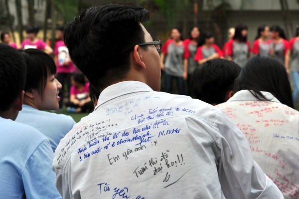 Những dòng lưu bút được viết lên áo trong thời khắc chia tay, đó là những dòng cảm xúc vui buồn cùng nhau suốt những năm tháng học chung một lớp, một mái trường.