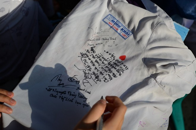 Không chỉ là những dòng lưu bút trong những trang vở, nhiều học sinh cuối cấp chọn cách đánh dấu kỷ niệm trên tà áo trắng -biểu tượng một thời tung tăng cắp sách đến trường - để tạm biệt tuổi học trò.