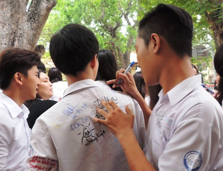 Ngày nay, facebook có thể sẽ giúp học sinh trao cho nhau những lời lưu bút, những hình ảnh, video dễ dàng hơn. Thế nhưng, chiếc áo lưu bút ngày bế giảng ngày nào mà lũ bạn ghi ‘cả thế giới' vào đó vẫn không gì có thể thay thế.