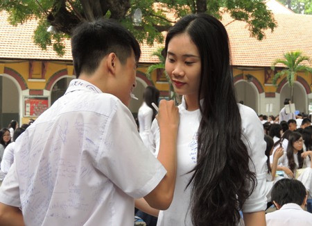 Có lẽ câu "đỗ đại học" là dòng chữ được nhắc nhiều nhất trên "cuốn lưu bút bằng vải".