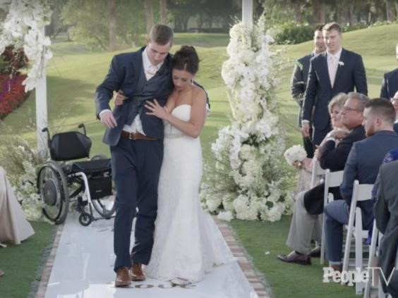 Chàng trai 26 tuổi khiến mọi người không khỏi ngạc nhiên khi bước đi trong đám cưới của mình sau tai nạn, dù vẫn cần sự giúp sức từ bạn gái.