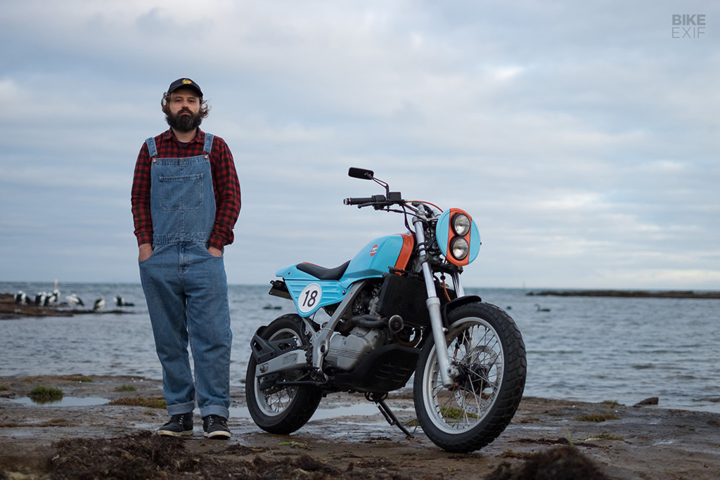 Mẫu độ bây giờ đã dễ lái hơn trước. Ghi đông và yên mới làm thay đổi tư thế ngồi. Cải tiến ở bình xăng con và cắt giảm bớt trọng lượng giúp chiếc Funduro hoạt động hiệu quả hơn. Ảnh: Bike EXIF