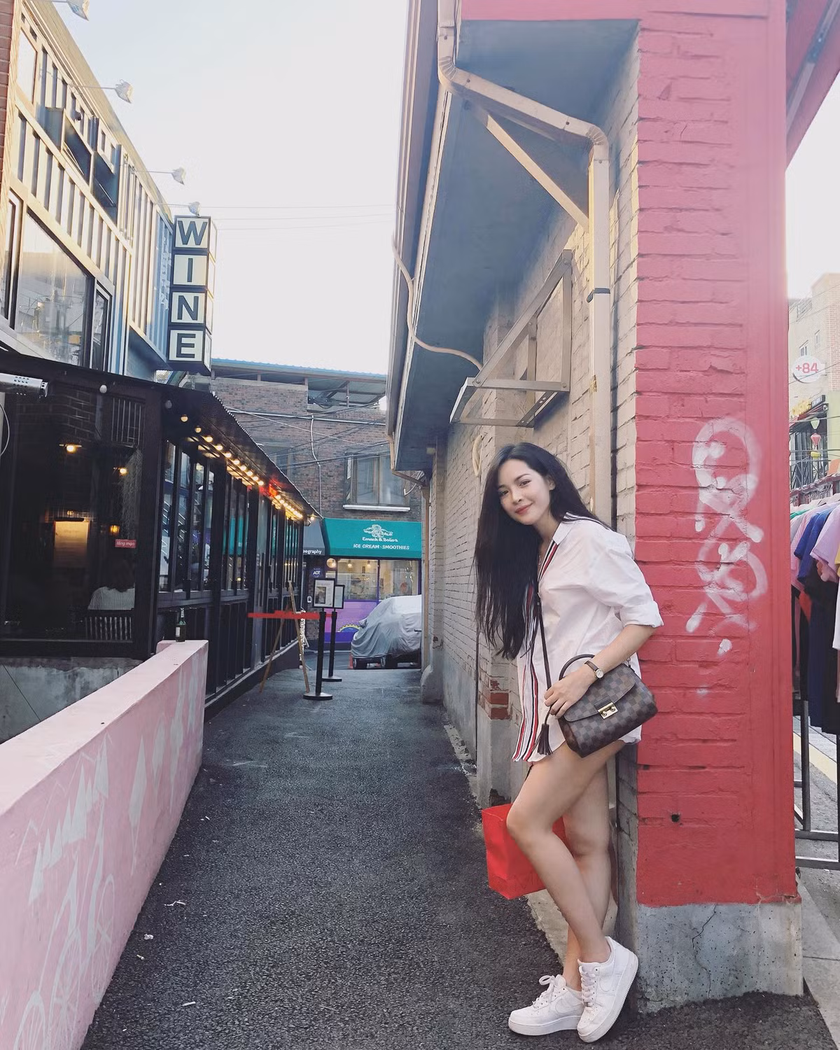 Ngoài thời gian làm việc, những khi rảnh rỗi, cô nàng thường đi du lịch nước ngoài để xả stress.