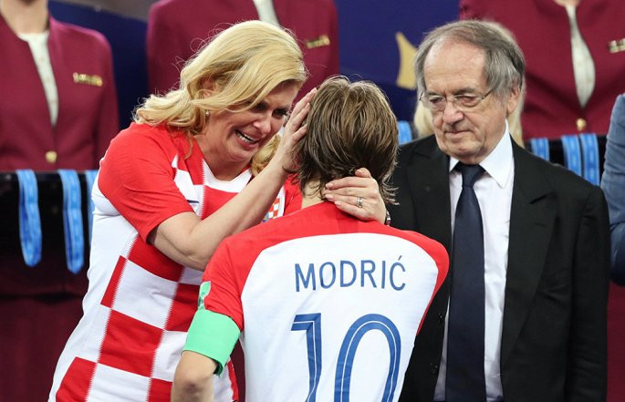 Nữ tổng thống Croatia Grabar-Kitarovic an ủi cầu thủ Luka Modric sau trận chung kết. (Ảnh: Reuters)