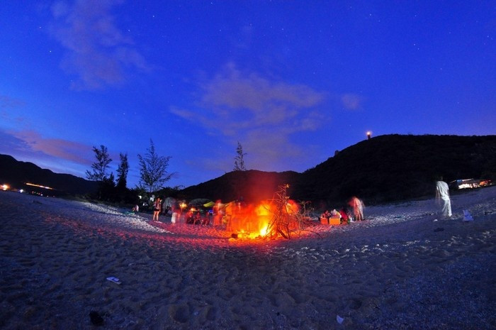 Khi màn đêm buông xuống, ánh lửa được thắp lên bập bùng. Những câu chuyện được kể như không bao giờ có kết, ánh trăng giữa biển cả bao la. Những kỷ niệm đẹp sẽ ghi dấu mãi trong tuổi thanh xuân của bạn.